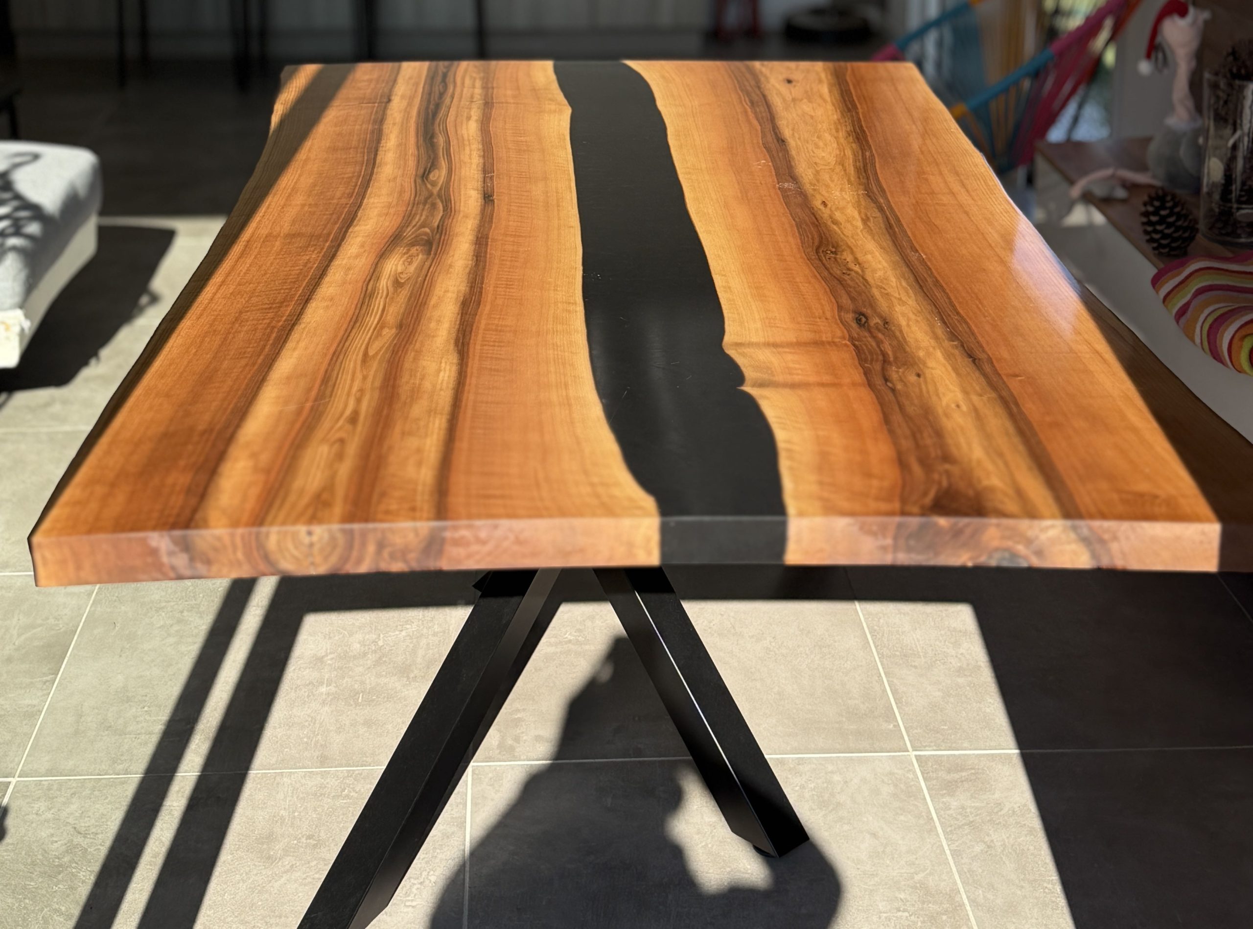 Réalisation d’une table en bois massif et résine Epoxy sur la commune de Fougeré