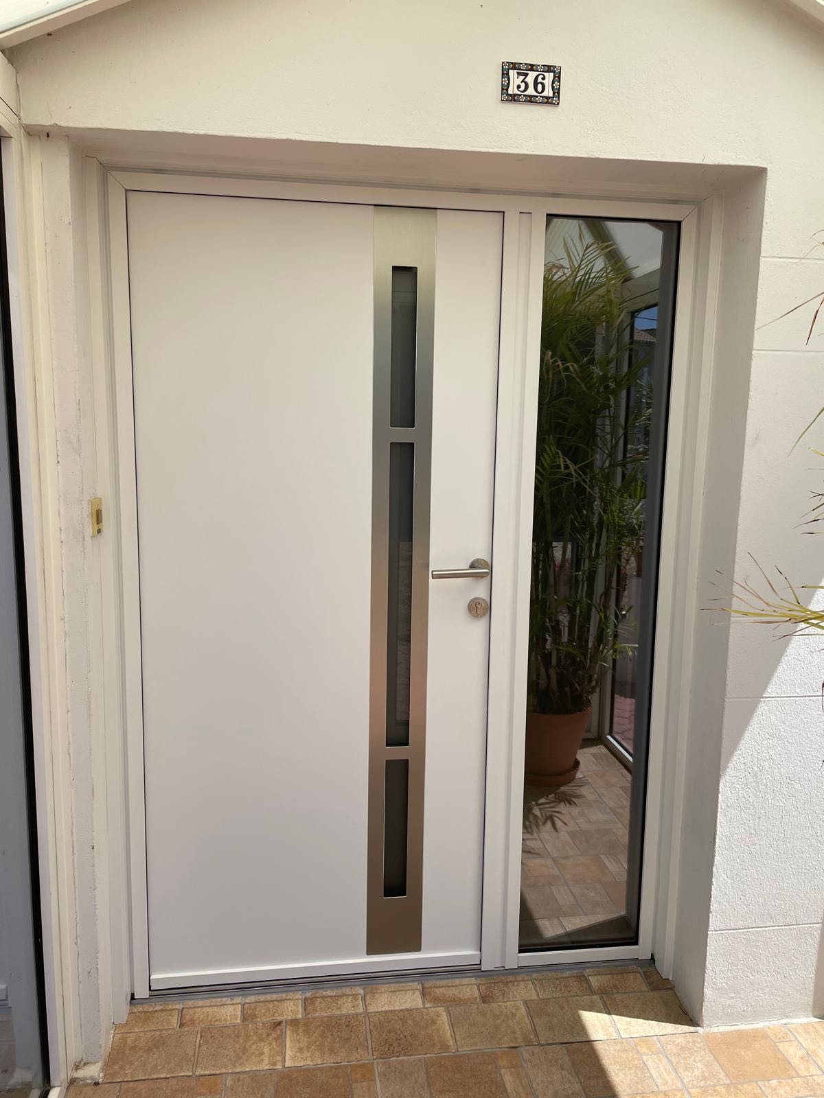 Changement porte d’entrée en alu avec châssis vitré sur la commune de la Roche sur Yon