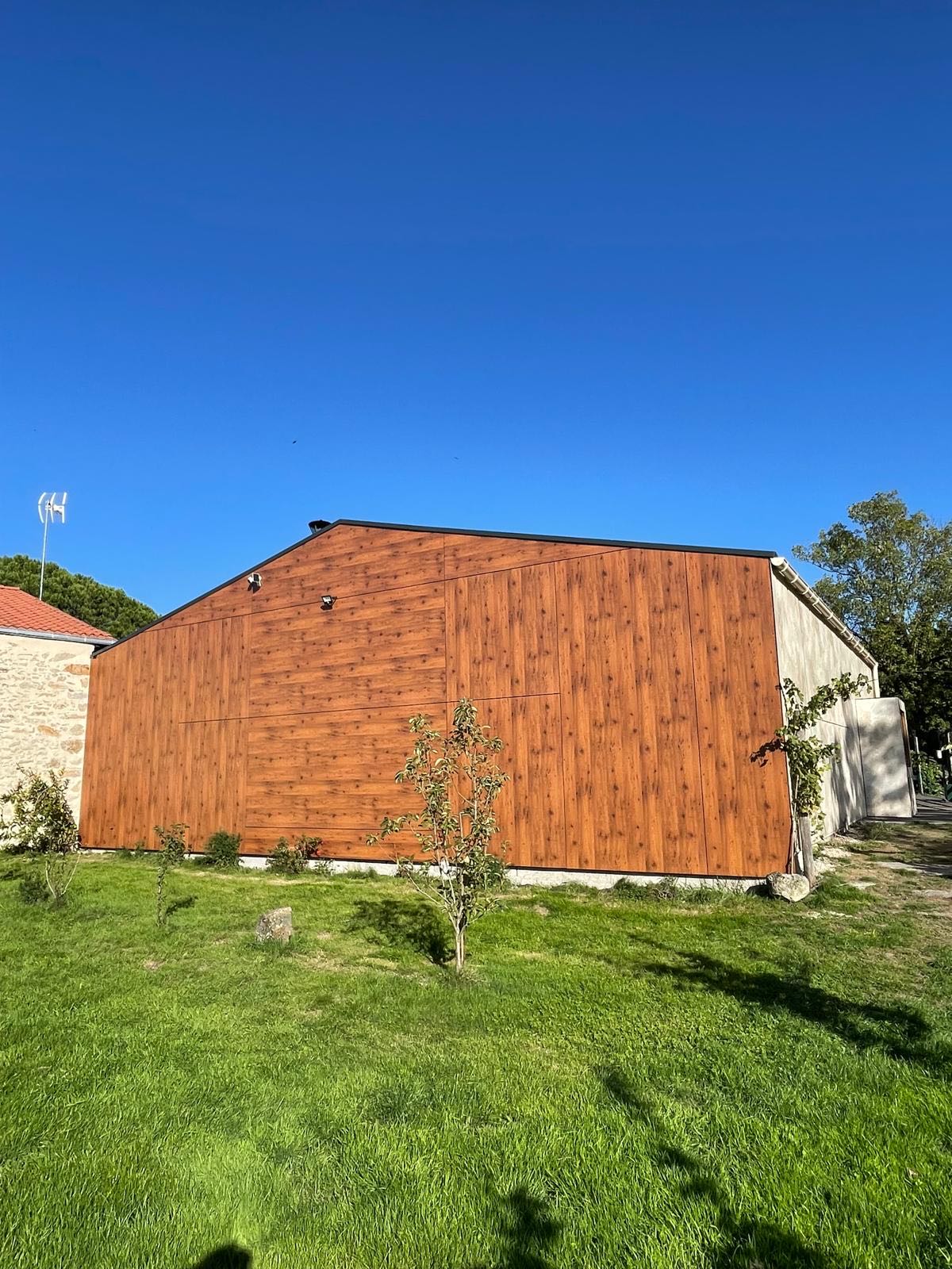 Pose de bardage Fundermax sur la commune de Fougeré