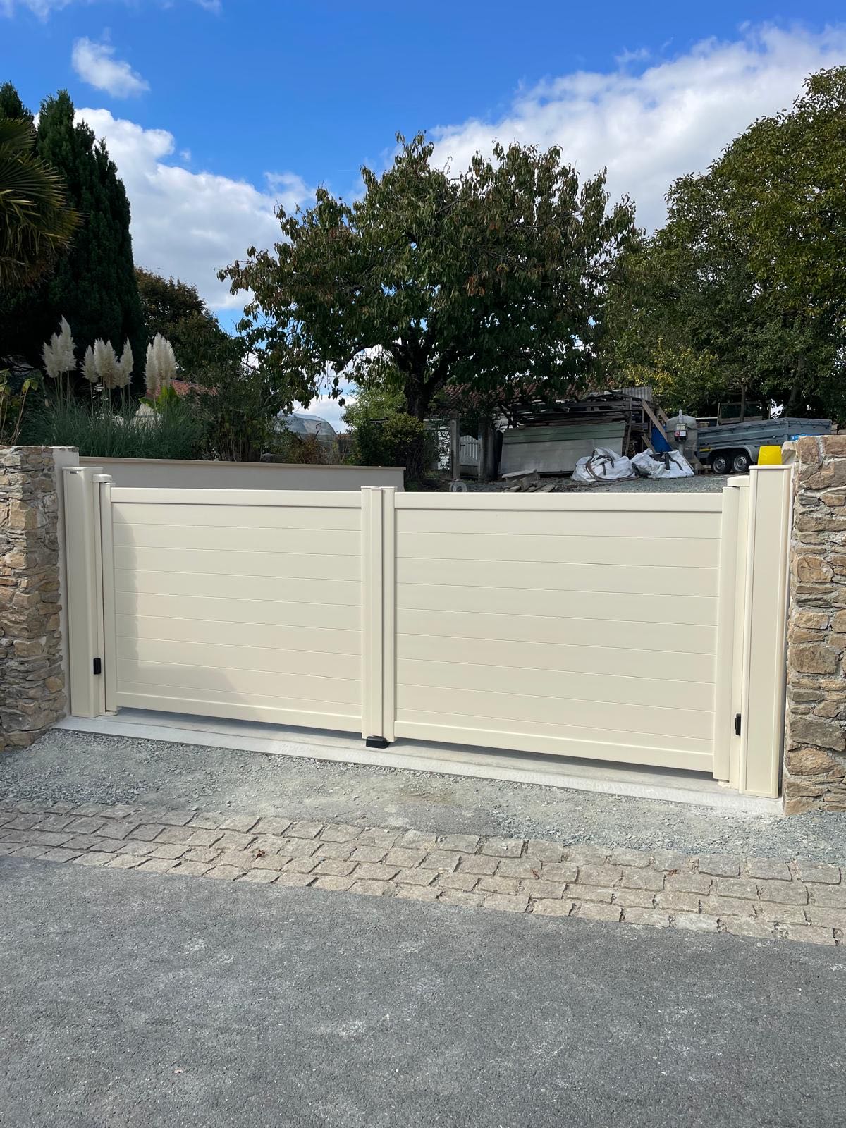 Pose d’un portail avec moteur sur la commune de Réaumur 