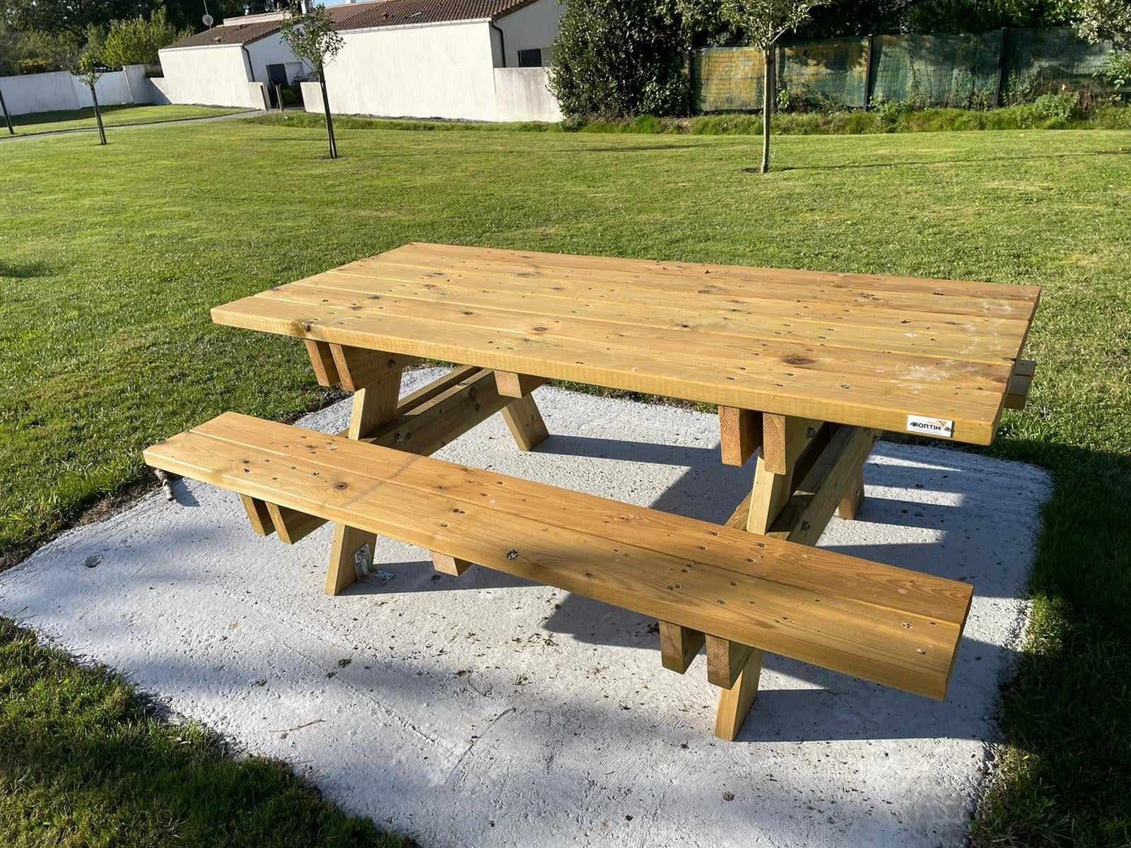 Fabrication d’une table de pique-nique sur la commune de Fougeré