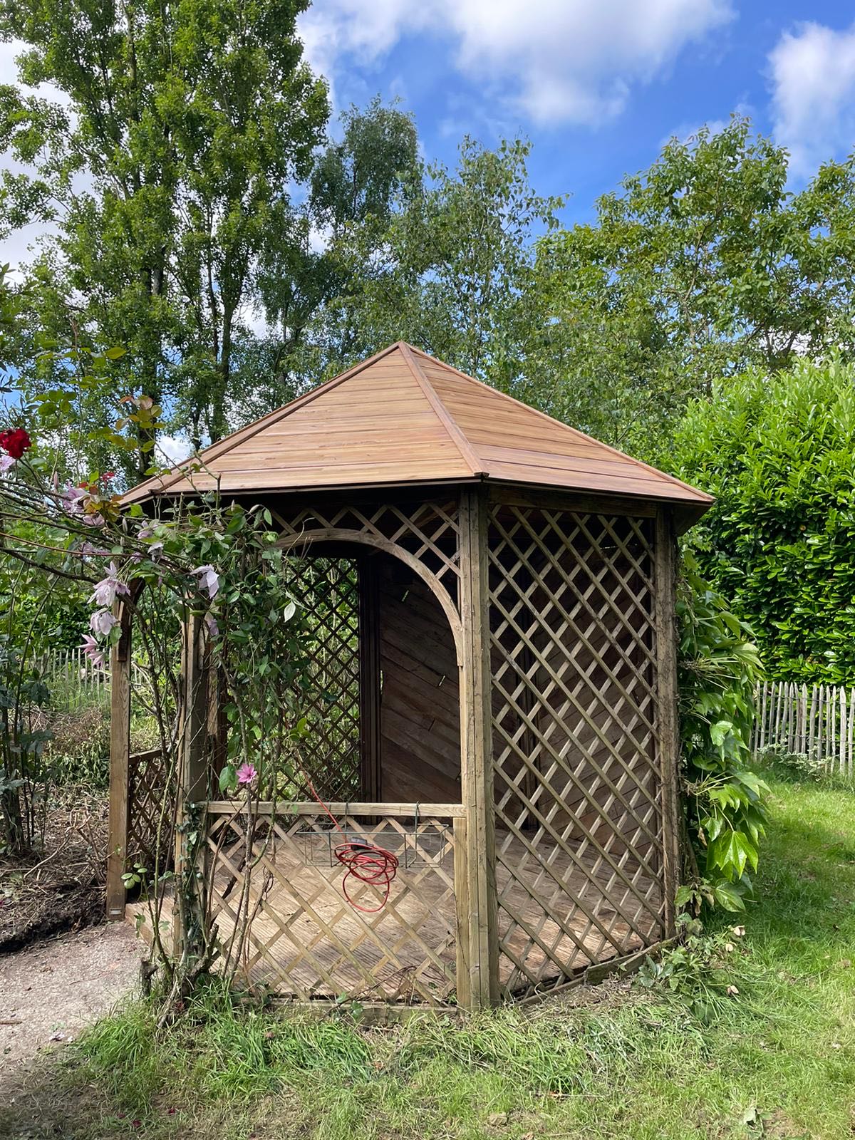Changement de la couverture en bois d’un kiosque sur la commune de Fougeré 