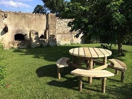 Fabrication d’une table de jardin ronde sur la commune de Réaumur
