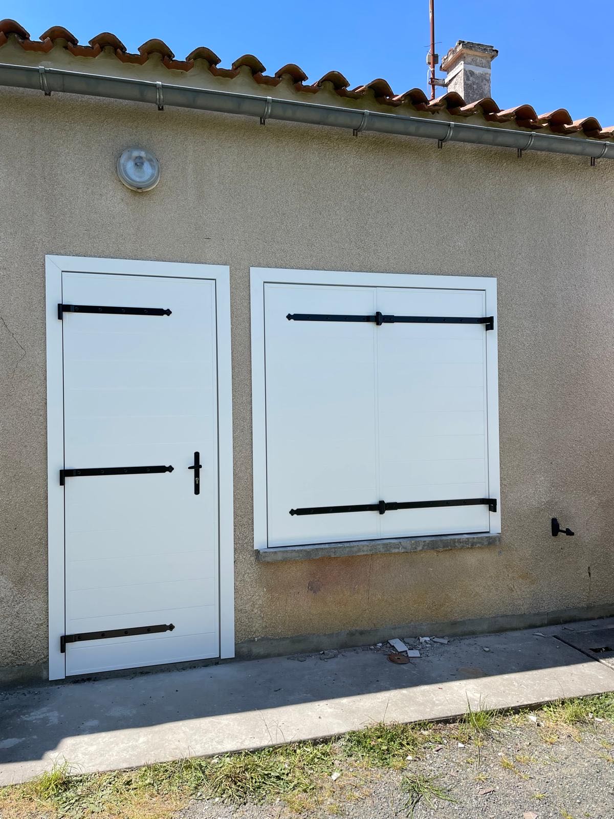 Pose de volets en alu blanc avec cadres sur la commune Saint Loup Lamaire